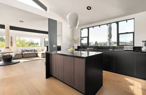 Elysian Heights Apartment | City Oasis, Stunning Panoramic Views