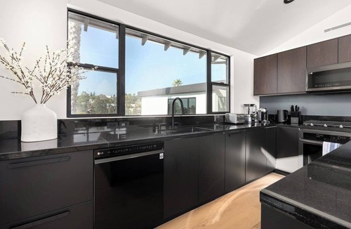 Elysian Heights Apartment | City Oasis, Stunning Panoramic Views