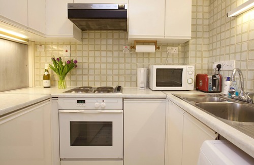 Tower Hill Apartment | City of London Large Studio Apartment in Luxury Apartment Block