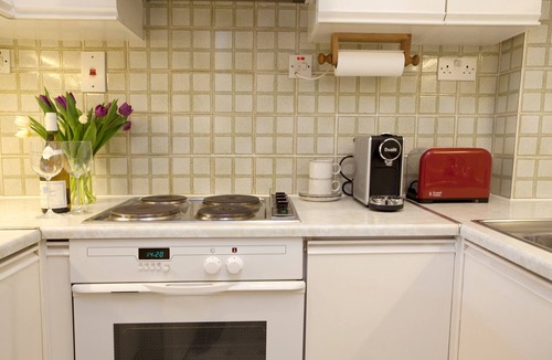 Tower Hill Apartment | City of London Large Studio Apartment in Luxury Apartment Block