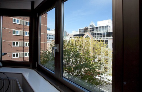 Tower Hill Apartment | City of London Large Studio Apartment in Luxury Apartment Block
