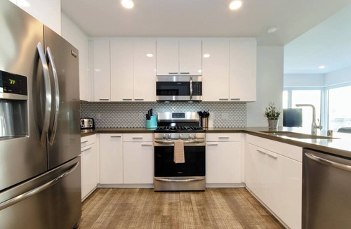 Historic Core Apartment | City Skyline Views 3-Bed High-rise Apartment W/Rooftop Pool, Spa & Rooftop Views