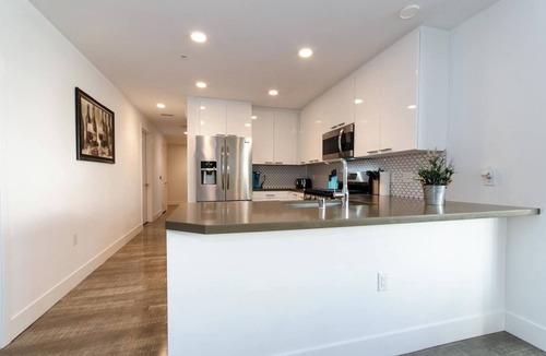 Historic Core Apartment | City Skyline Views 3-Bed High-rise Apartment W/Rooftop Pool, Spa & Rooftop Views