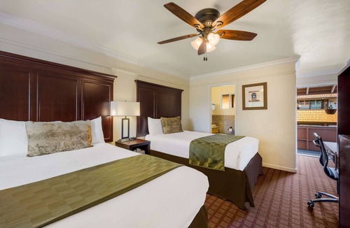 Northwest Carmel Hotel | Clarion Collection Carmel Oaks Inn