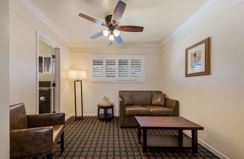Northwest Carmel Hotel | Clarion Collection Carmel Oaks Inn