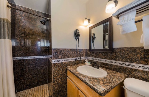 Northwest Carmel Hotel | Clarion Collection Carmel Oaks Inn