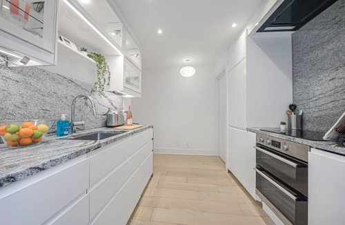 Queen's Park Apartment | Classic 2bed Victorian Central London Retreat