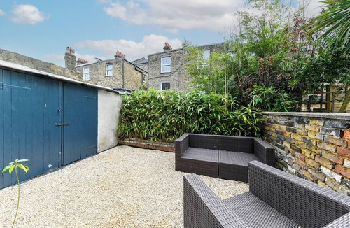 Queen's Park Apartment | Classic 2bed Victorian Central London Retreat