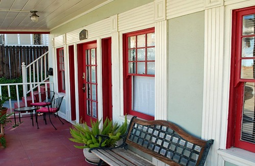 Hollywood Apartment | Classic & Central Hollywood Retreat with Porch and Garden