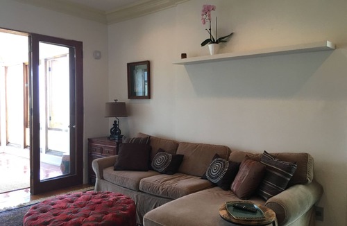 Hollywood Apartment | Classic Hollywood Hills Living with Amazing Views ~1200sf