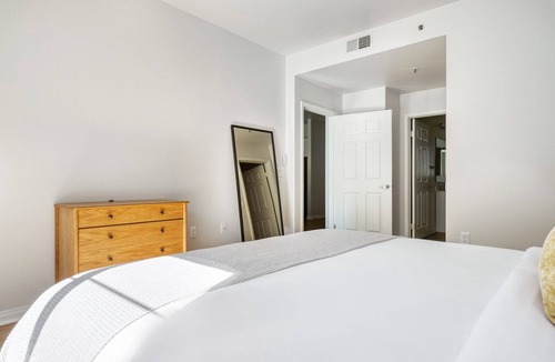 Playa Del Rey Apartment | Classic Playa Del Rey 2BR w/ Pool, Jacuzzi & Gym, near LAX, by Blueground