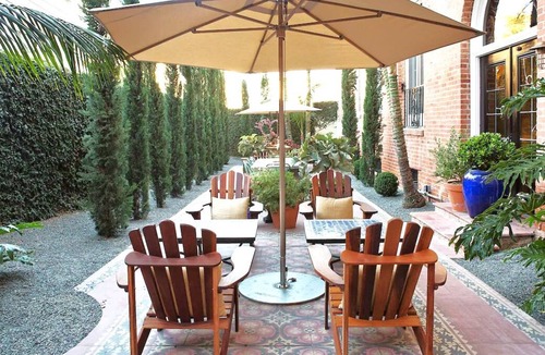Wilshire Montana House | Classic Queen at Palihouse Santa Monica, Pets Are Welcome!