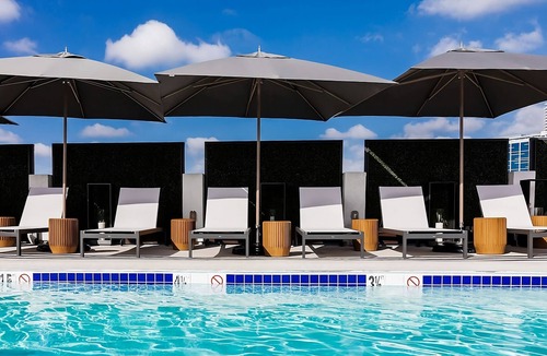 Norma Triangle Apartment | Classic Reunion at the Rooftop Poolside Bar, 4 Classy Units w/Balcony!
