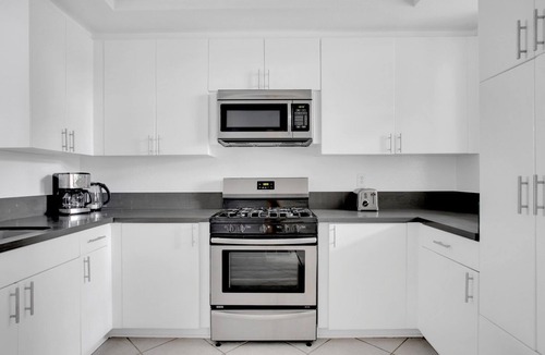 Sherman Oaks Apartment | Classic Sherman Oaks 2BR w/W/D, near WF & TJ, by Blueground