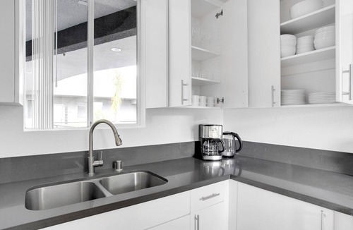 Sherman Oaks Apartment | Classic Sherman Oaks 2BR w/W/D, near WF & TJ, by Blueground