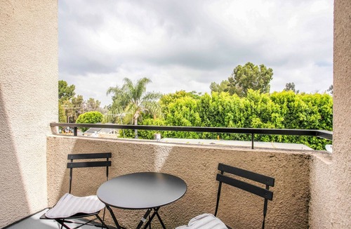Sherman Oaks Apartment | Classic Sherman Oaks 2BR w/W/D, near WF & TJ, by Blueground