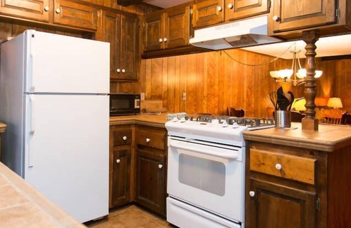 Summit Estates Cabin | Classic Style Cabin Retreat-Hiking, Village, Lake
