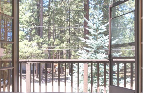 Summit Estates Cabin | Classic Style Cabin Retreat-Hiking, Village, Lake