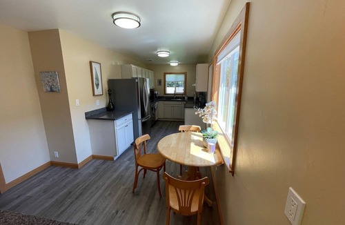 Myrtletown House | Clean and Bright Cottage, 3 bedroom with Game Room and Laundry!