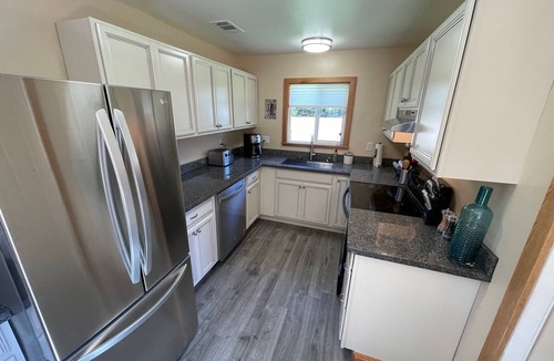 Myrtletown House | Clean and Bright Cottage, 3 bedroom with Game Room and Laundry!