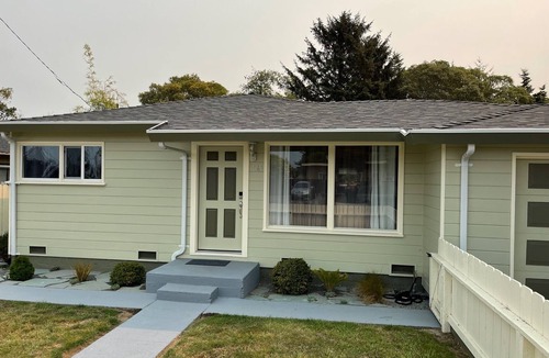 Myrtletown House | Clean and Bright Cottage, 3 bedroom with Game Room and Laundry!