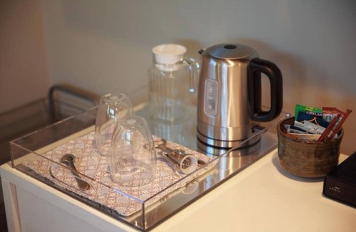 North Hills House | Clean & Cozy w/Private Entrance for 1-2 Guestsnn