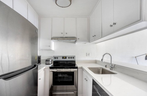 Miracle Mile Apartment | Clean Mid-Wilshire 1BR w/Pool, near Restaurants & Shops, by Blueground