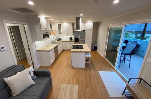 Burbank Condo | Clean Penthouse with Balcony