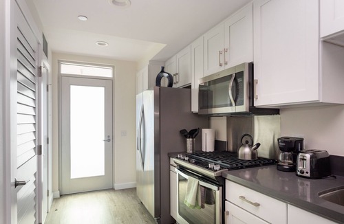 Pasadena Apartment | Clean & Sanitized Stylish Studio in the Heart of Pasadena
