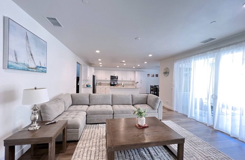 Ontario House | Clean& Spacious family home