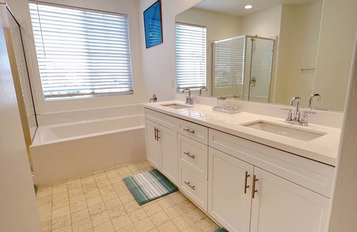 Ontario House | Clean& Spacious family home