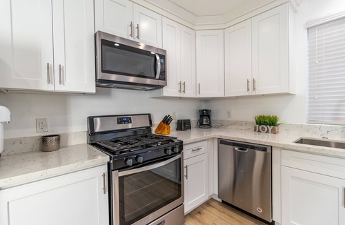 North Hollywood House | Clean & Stylish Home, Gated Parking, Yard, Fully Stocked, Monthly Discount, Pets