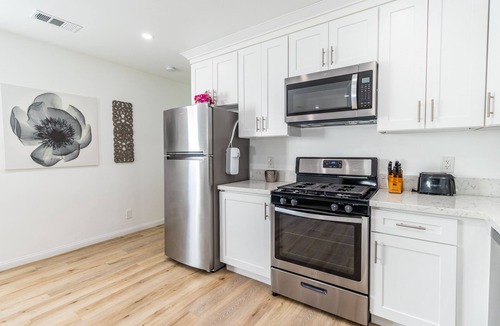 North Hollywood House | Clean & Stylish Home, Gated Parking, Yard, Fully Stocked, Monthly Discount, Pets