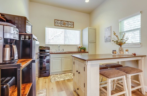 Clear Lake Apartment | Clear Lake Getaway w/Dock Access & Shared Yard!