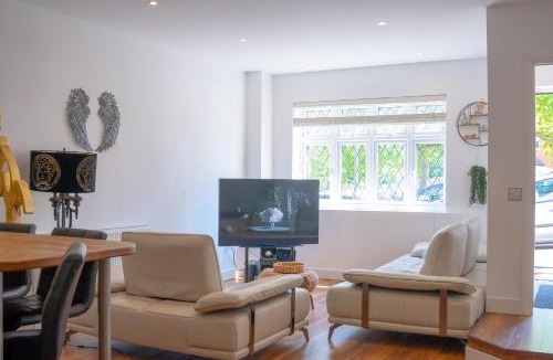 London Borough of Bromley Apartment | Cleave House - Modern 3 Bed and 2 Bath House - Sleeps 6 - Contractors Corporate and Family Friendly