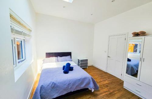 London Borough of Bromley Apartment | Cleave House - Modern 3 Bed and 2 Bath House - Sleeps 6 - Contractors Corporate and Family Friendly