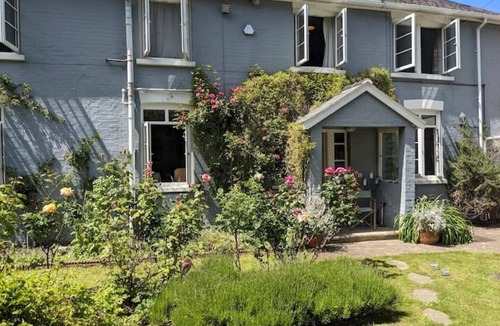 Cowes Cottage | Cliffside Cosy Cottage by Cowes Beach: 1x KING-Size Double BR & a Twin/Kids BR