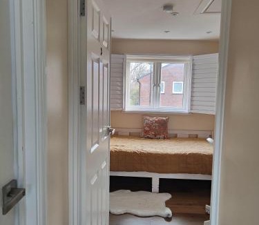Canning Town Bed & Breakfast | Clifton House O2 & Excel Rooms with private bathroom and Breakfast option