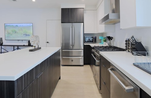 Larchmont Apartment | Close to K-Town 3B4B Vast Home