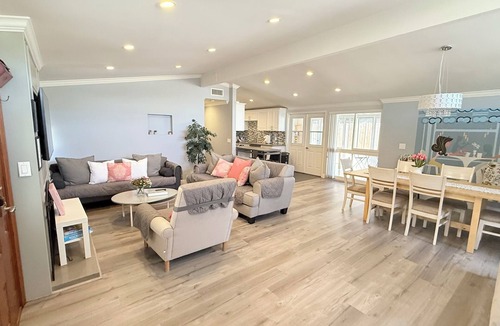 Anaheim Resort House | Closest Disneyland Cheerful 4 bedroom home