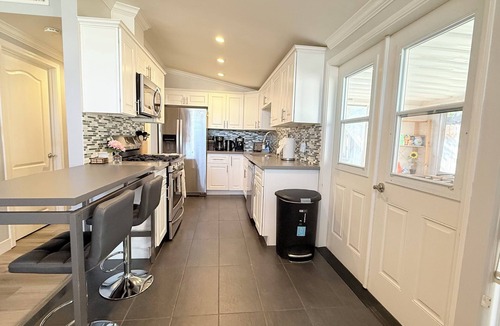 Anaheim Resort House | Closest Disneyland Cheerful 4 bedroom home