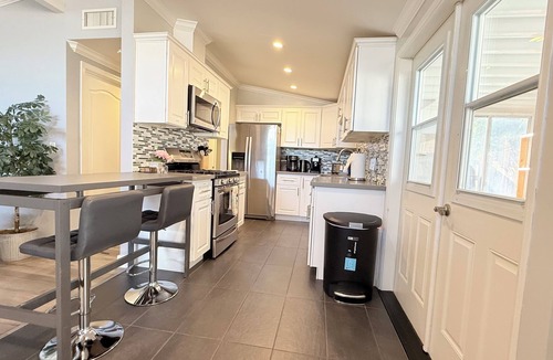 Anaheim Resort House | Closest Disneyland Cheerful 4 bedroom home