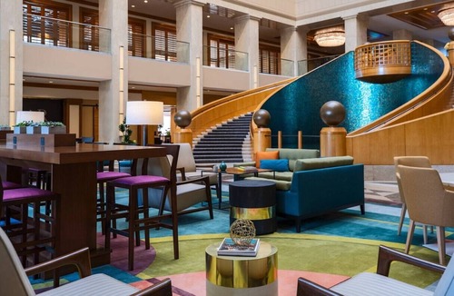 Indian Wells Resort | Coachella close with modern guest rooms, private balconies and scenic views.