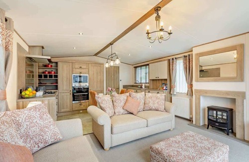 New Forest District Ski Chalet | Coastal Chalet with Terrace, Pools & Pet-Friendly- Binky Lodge
