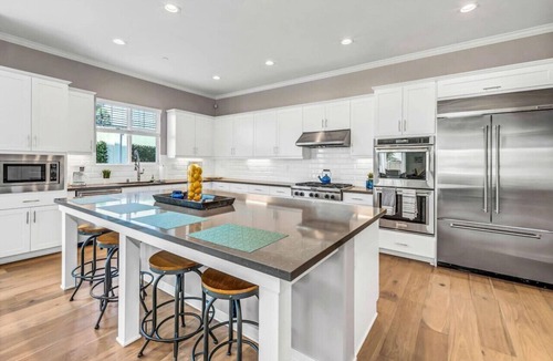 Cardiff-by-the-Sea House | Coastal Chic Farmhouse Perfect for Entertainment