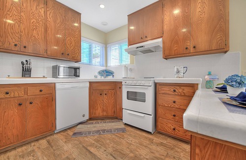 Peninsula Apartment | COASTAL ESCAPE! Cozy one-bedroom apartment with garage by the Beach