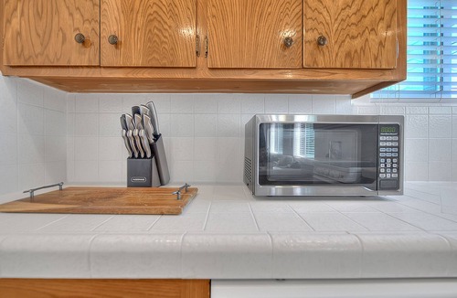 Peninsula Apartment | COASTAL ESCAPE! Cozy one-bedroom apartment with garage by the Beach