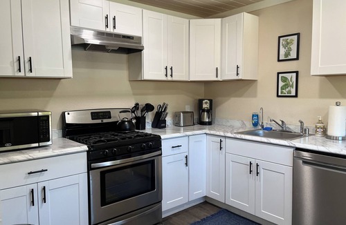 Freshwater House | Coastal Valley Hideout , 5 bedroom, 3 bath, 5 min to Cal Poly. Redwoods Hot Tub!