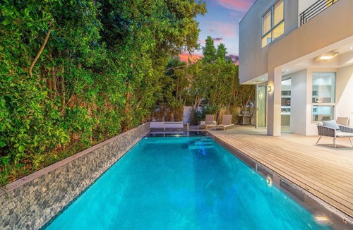 La Brea House | Colgate Modern - Stunning Luxury Estate with Seamless Indoor-Outdoor Living