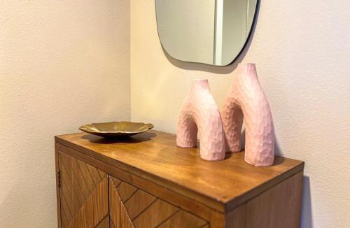 Mid-Wilshire Apartment | Colorful Mid-Wilshire Gem, Free Parking, Retro Modern Design 10mins to Cedars